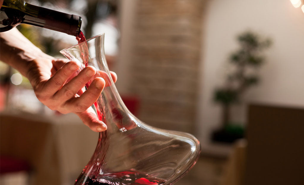 ¿Por qué decantar un vino y cuándo hacerlo?