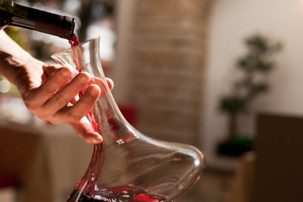 ¿Por qué decantar un vino y cuándo hacerlo?